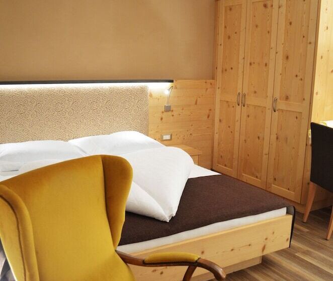 Comfort room with mountain view, Karin