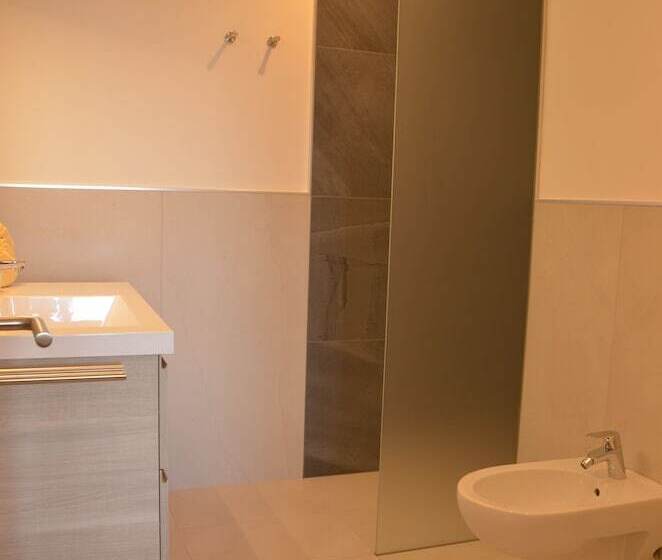 1ベッドルームアパートメント, Karin