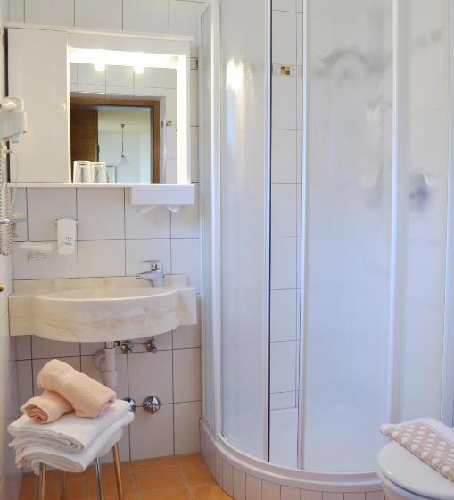 חדר סטנדרט, Karin