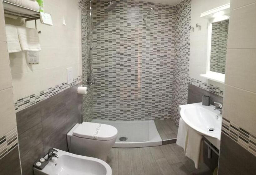 标准三人间, La Corricella