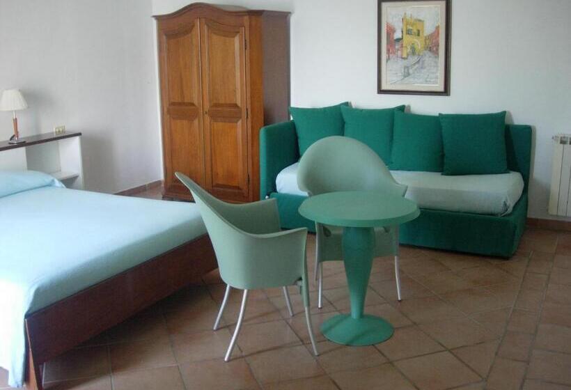 标准三人间, La Corricella