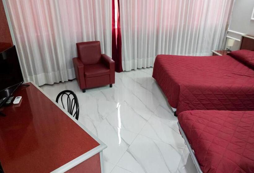 חדר דלוקס לשלושה, Sica