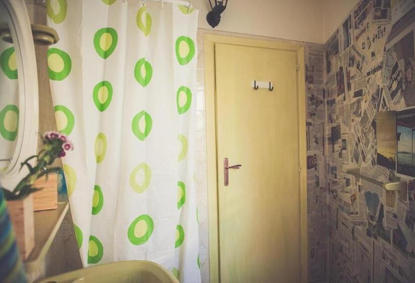 标准间, Nomad B&b