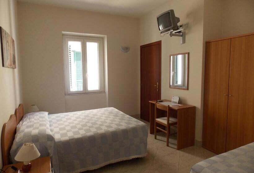 标准三人间, Albergo Roma