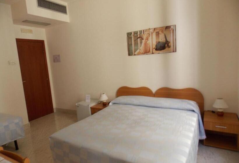 标准三人间, Albergo Roma