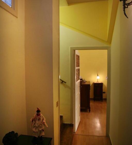 اتاق استاندارد با سرویس بهداشتی مشترک, Napoli Retro