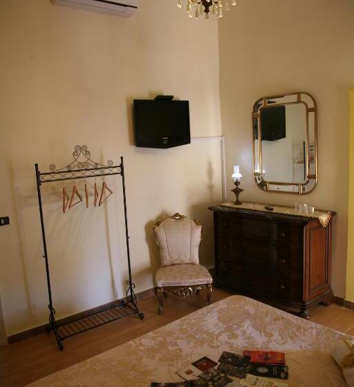 اتاق استاندارد با سرویس بهداشتی مشترک, Napoli Retro