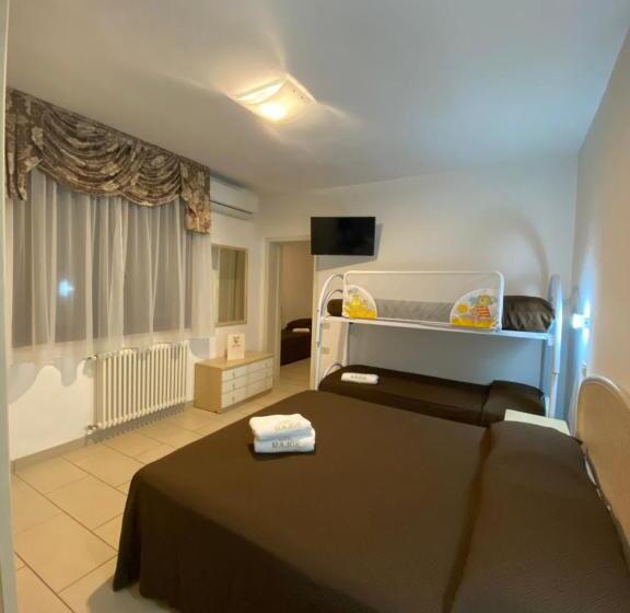 اتاق استاندارد سه تخته با چشمانداز استخر, Casa Major Hotel & Appartamenti Cervia