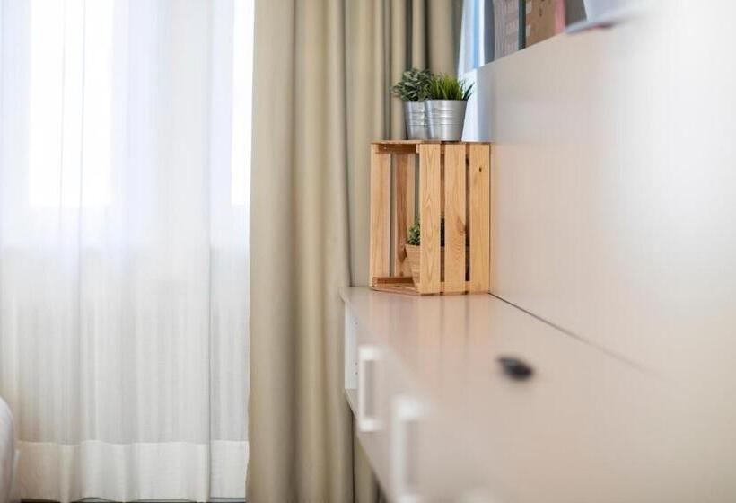 استودیوی استاندارد, Stay Cooper L Capitol Rooms