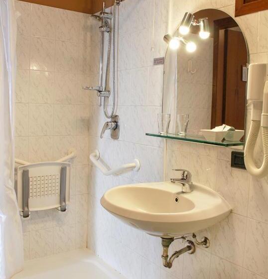 Superior room with lake view, Castello S. Antonio