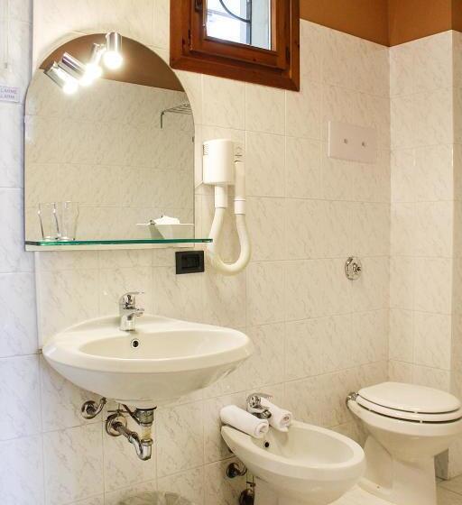 Superior room with lake view, Castello S. Antonio