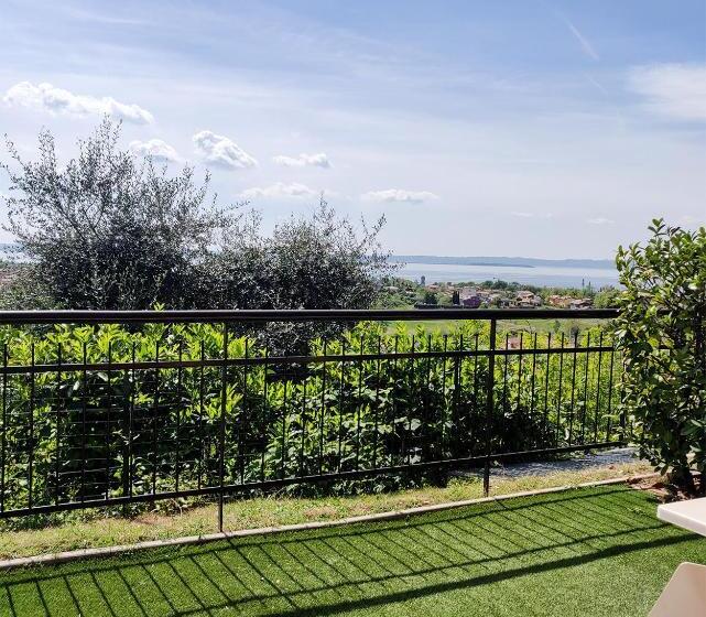 Superior room with lake view, Castello S. Antonio