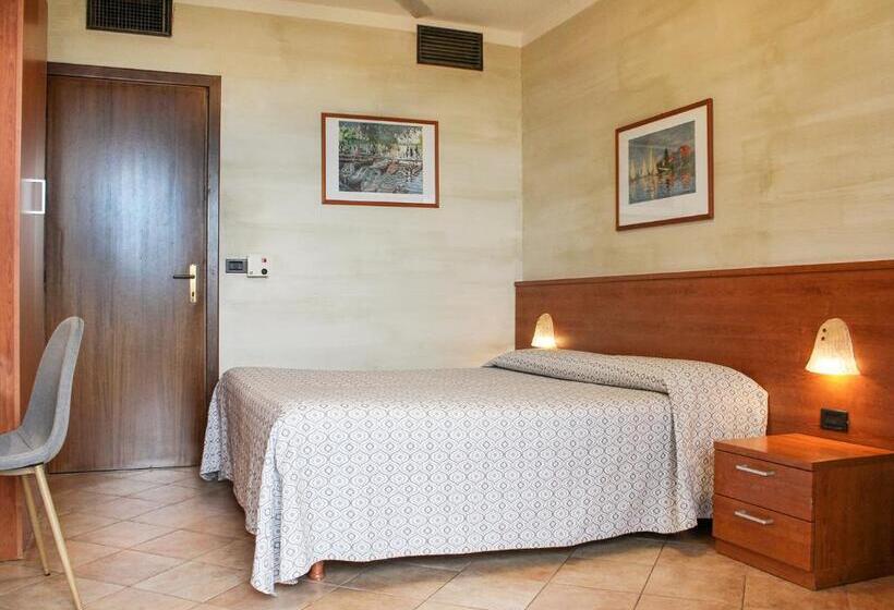 Superior room with lake view, Castello S. Antonio