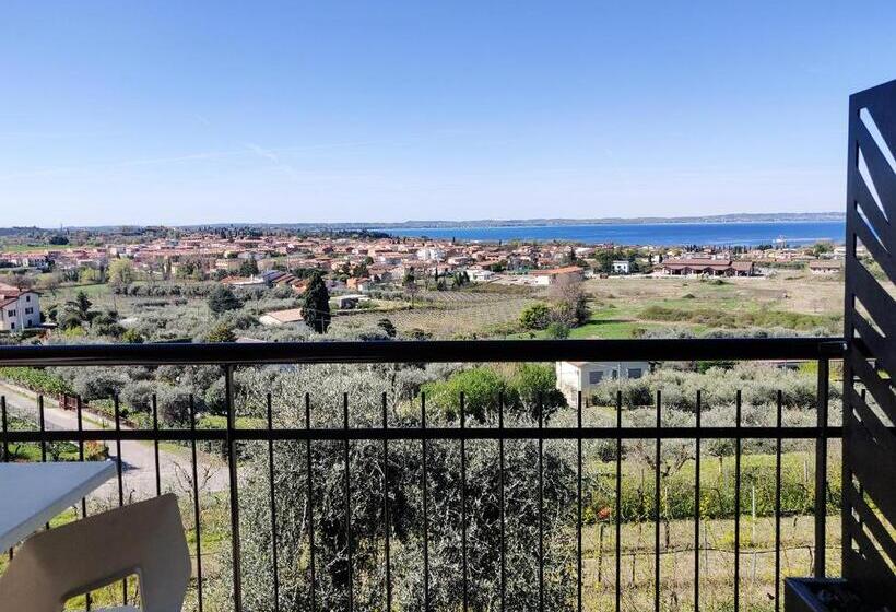 Superior room with lake view, Castello S. Antonio