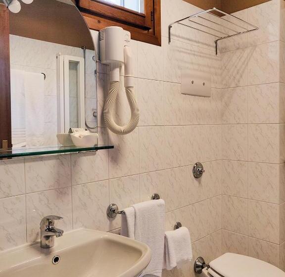 Superior room with lake view, Castello S. Antonio