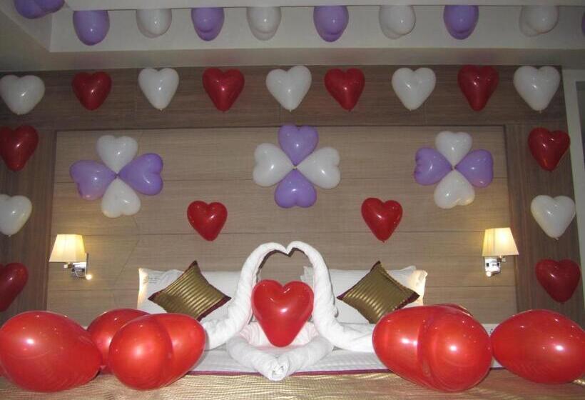 סוויטת קלאב, Jai Maata Grandeur