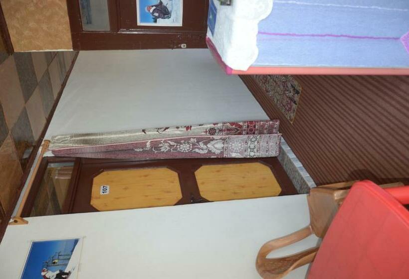 디럭스 룸, Howrah Guest House