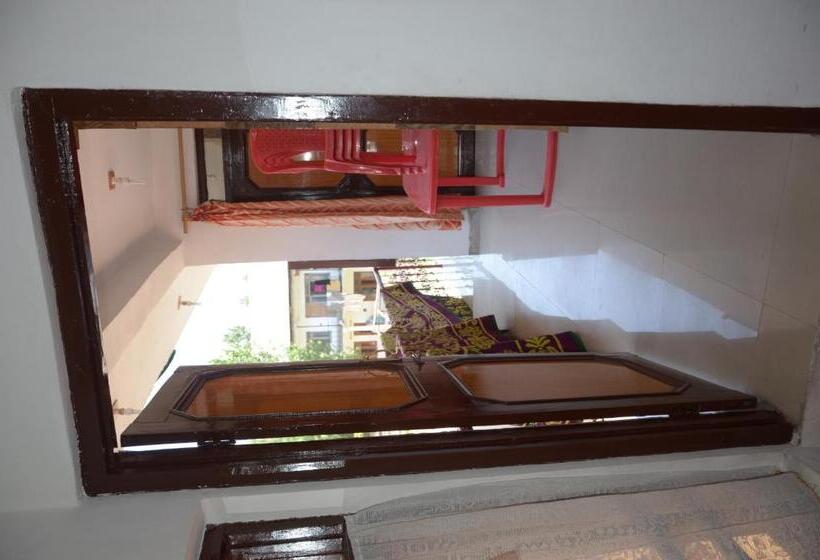 디럭스 룸, Howrah Guest House