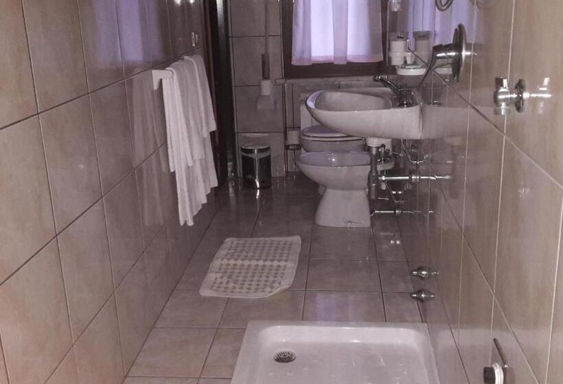 חדר דלוקס לארבעה, Iscla