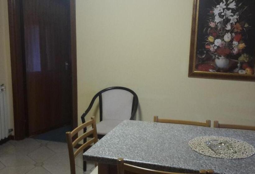 חדר דלוקס לארבעה, Iscla