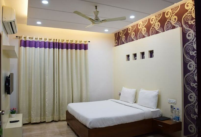 스탠다드 룸 더블 침대, When In Gurgaon   Service Apartments Near Medanta Medicity