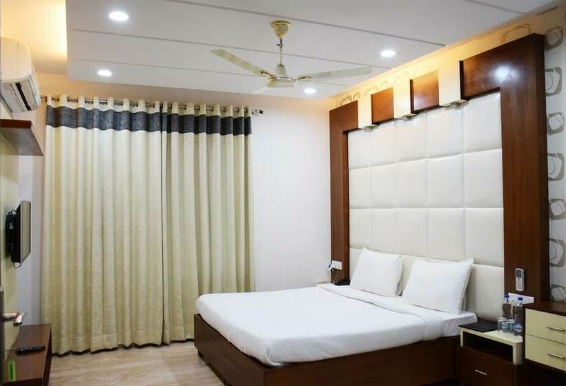 스탠다드 룸 더블 침대, When In Gurgaon   Service Apartments Near Medanta Medicity