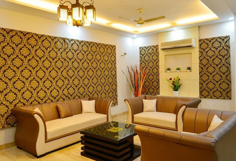 스탠다드 룸 더블 침대, When In Gurgaon   Service Apartments Near Medanta Medicity