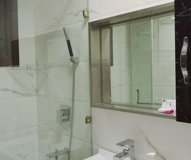 스탠다드 룸 더블 침대, When In Gurgaon   Service Apartments Near Medanta Medicity