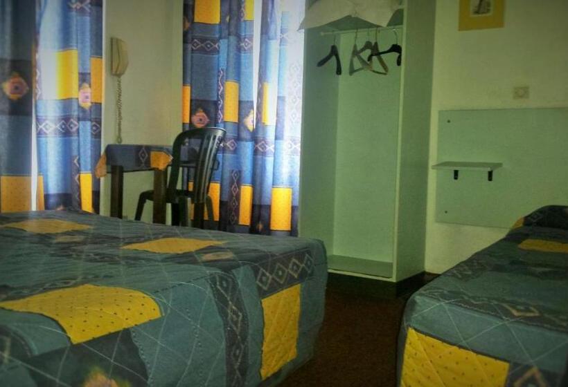 اتاق استاندارد سه نفره, Hôtel Du Château Fort