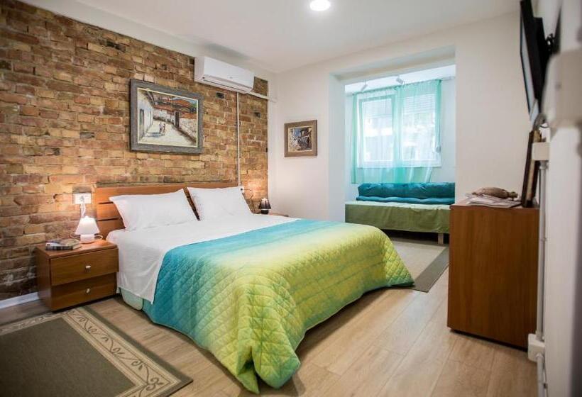 اتاق لوکس, B&b Artistic Tirana