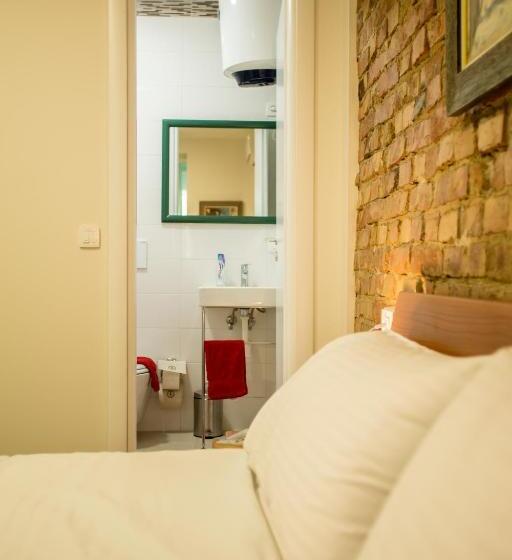 اتاق لوکس, B&b Artistic Tirana