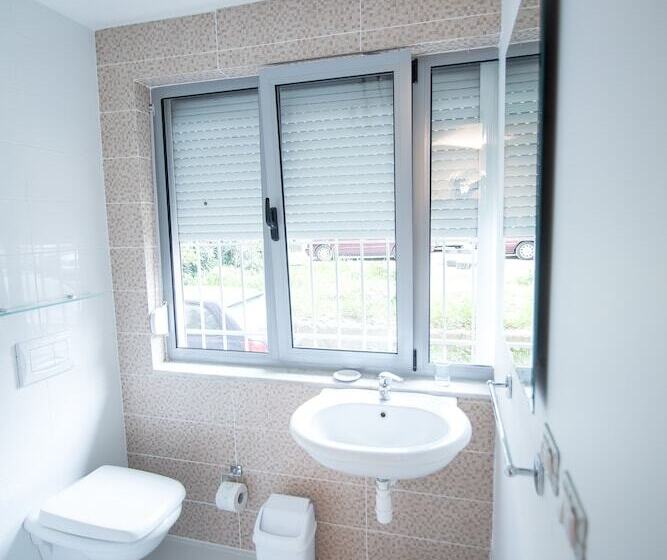 اتاق استاندارد با بالکن, B&b Artistic Tirana