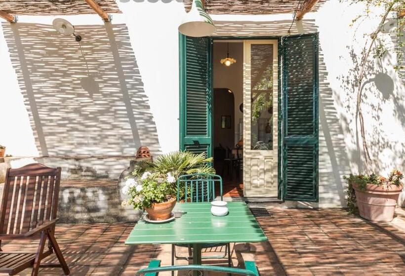 اتاق استاندارد سه تخته با چشم‌انداز باغ, B&b La Casa Di Pippinitto