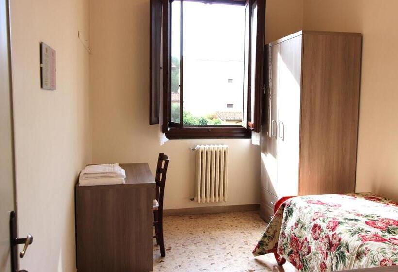 اتاق استاندارد یک تخته با سرویس بهداشتی مشترک, Casa Per Ferie Regina Santo Rosario