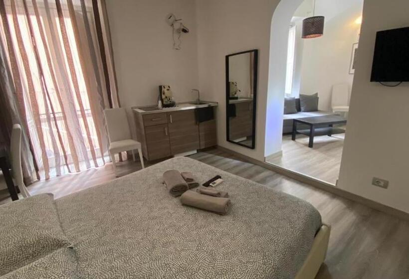 سوییت جونیور با بالکن, Petros Room Camere