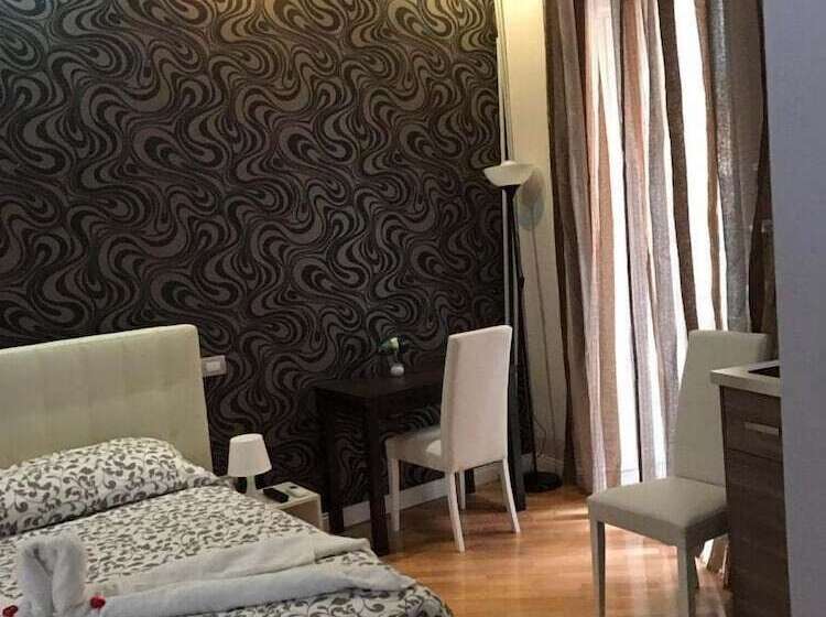 سوییت جونیور با بالکن, Petros Room Camere