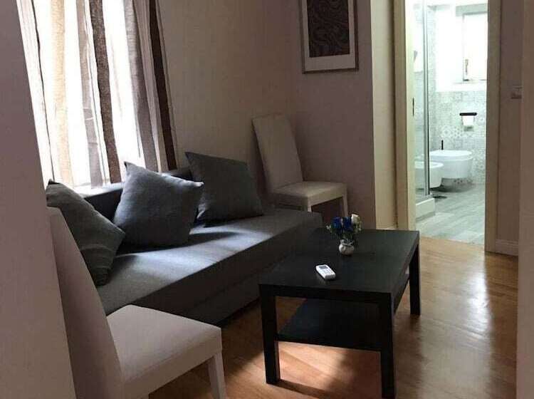 سوییت جونیور با بالکن, Petros Room Camere