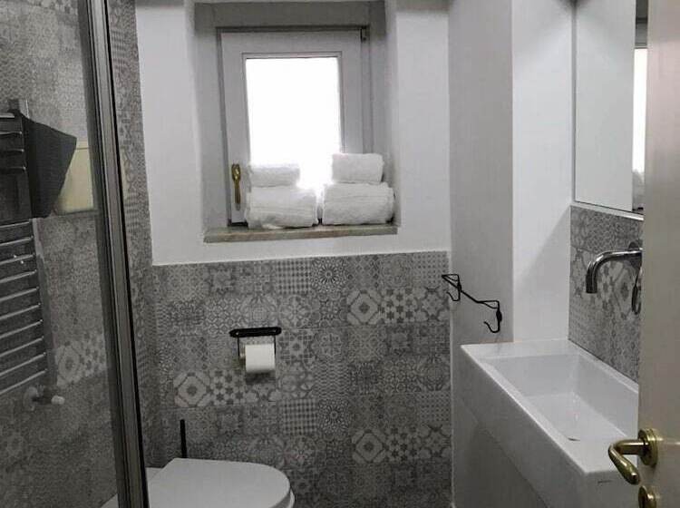 سوییت جونیور با بالکن, Petros Room Camere