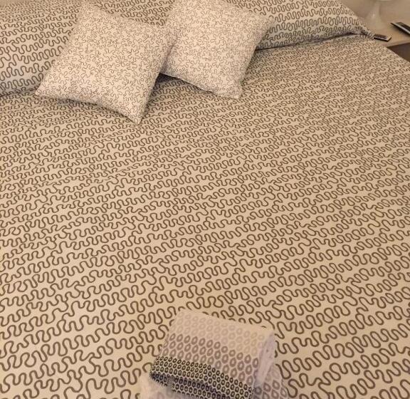 اتاق استاندارد سه نفره, Petros Room Camere