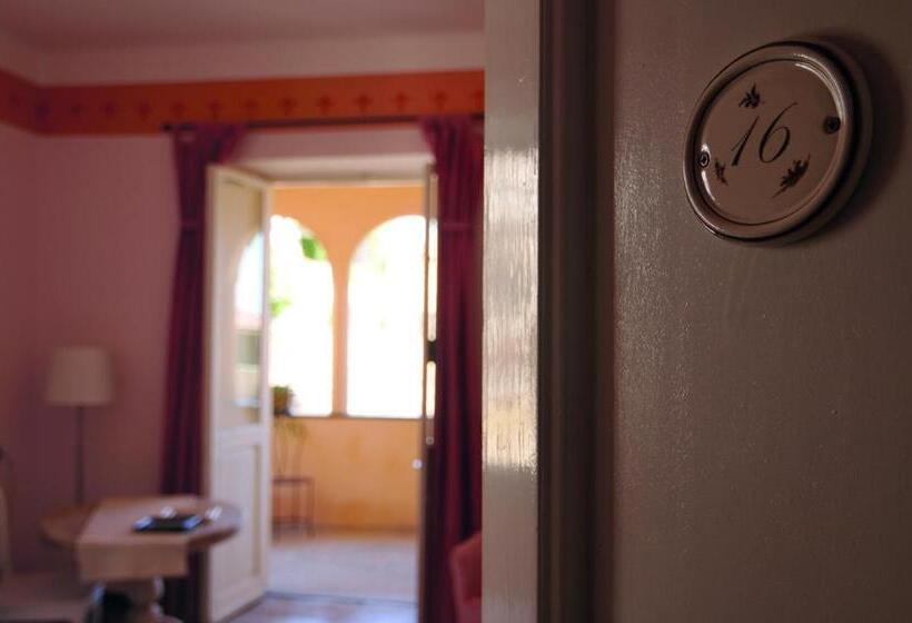 غرفة قياسية ثلاثية, Villa Salvarezza