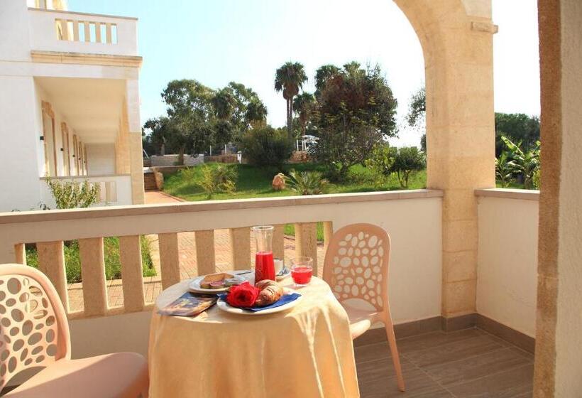 غرفة قياسية رباعية مزودة بشُرفة, Eden Resort Country