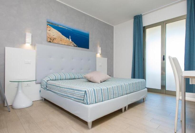 غرفة قياسية ثلاثية مطلة علي حمام السباحة, Eden Resort Country