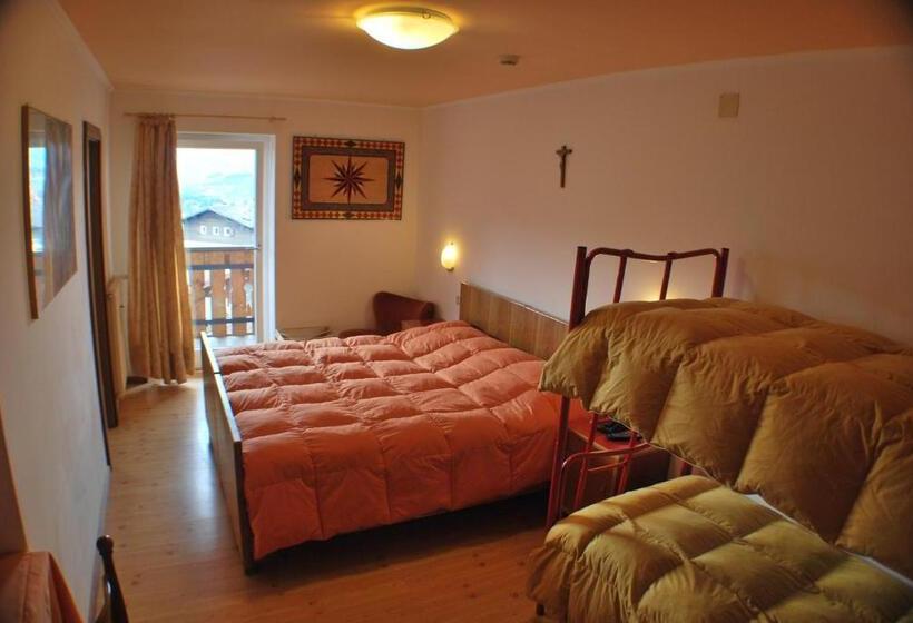 חדר לארבעה סטנדרטי עם מרפסת, Albergo Lucia