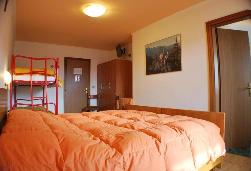 חדר לארבעה סטנדרטי עם מרפסת, Albergo Lucia