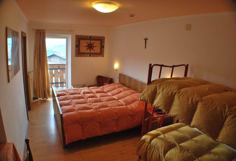 חדר לארבעה סטנדרטי עם מרפסת, Albergo Lucia