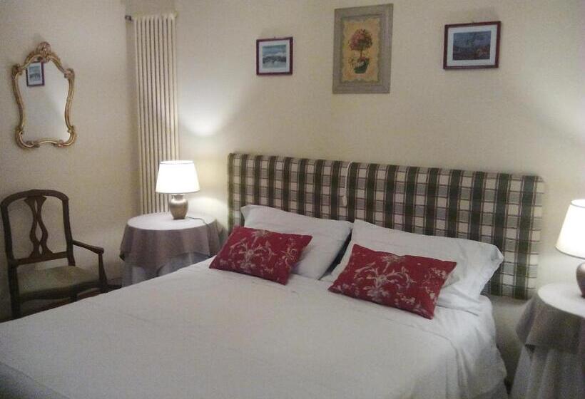 آپارتمان یک خوابه با دری مشترک که هال را جدا می کند., B&b Il Suono Del Bosco