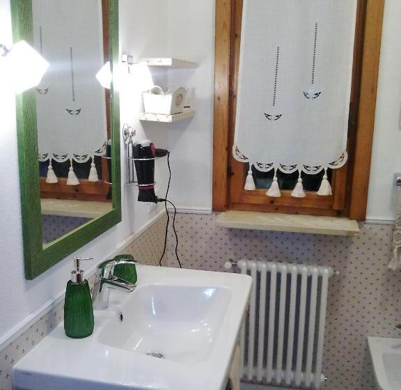 آپارتمان یک خوابه با دری مشترک که هال را جدا می کند., B&b Il Suono Del Bosco