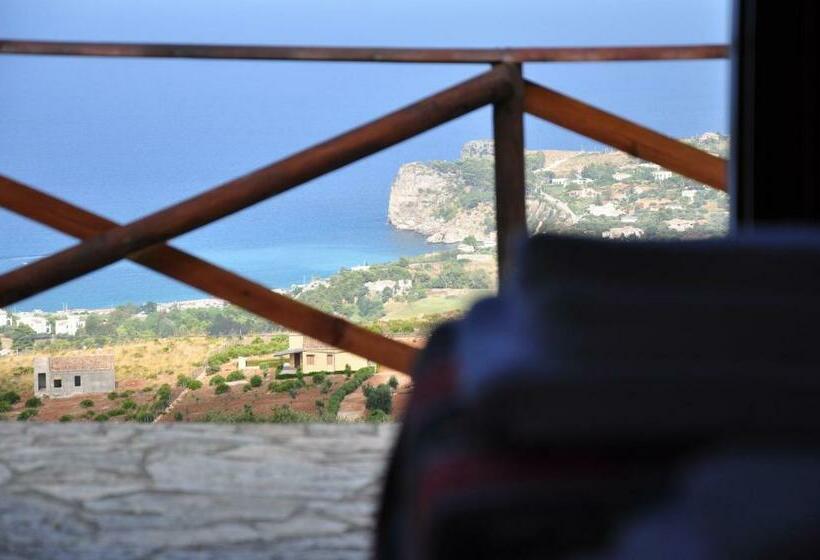 غرفة قياسية مطلّة علي البحر, B&b Tre Giummare