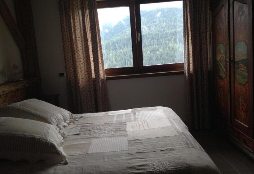 חדר סטנדרט לארבעה, Fra Rose E Mughi