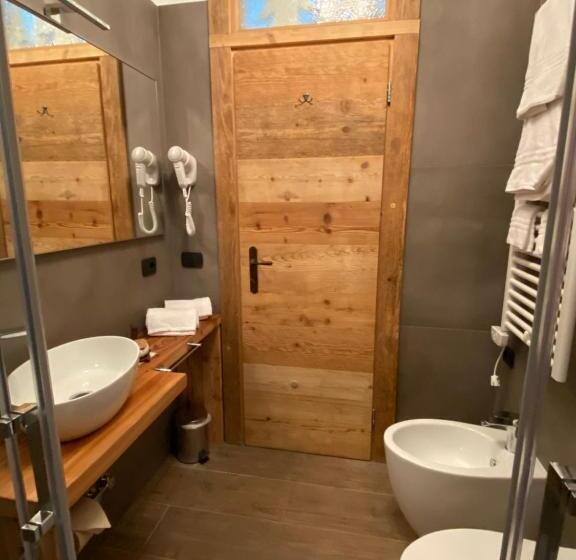 חדר סטנדרט, Fra Rose E Mughi